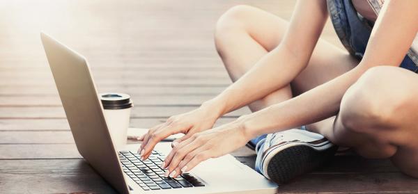 Pauschalreise FAQ,Frau,Laptop,Umbuchen,Stornieren