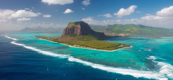 Luftaufnahme der Halbinsel Le Morne Brabant auf Mauritius, umgeben von türkisfarbenem Wasser.