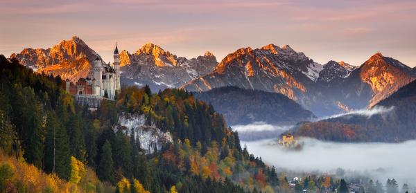 Neuschwanstein - Bayern Schloss Neuschwanstein umgeben von Herbstlaub bei Sonnenaufgang.