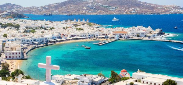 Hafen und Altstadt von Chora auf Mykonos von oben gesehen.