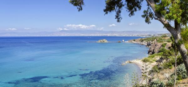 Blaues Meer am Aphrodite Beach bei Paphos auf Zypern.