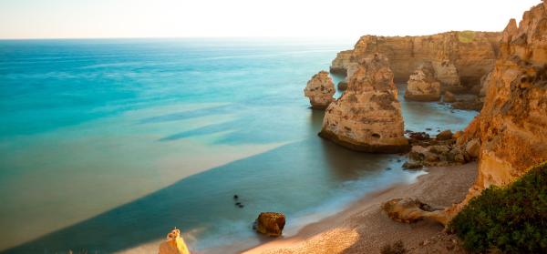 Blick über den Praia da Marinha an der Algarve am Abend.