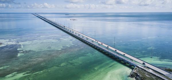 Seven Mile Bridge über die Florida Keys von oben.