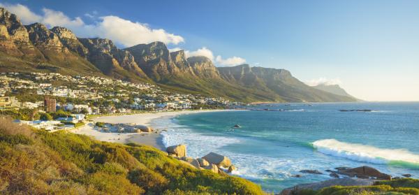 Panorama von Strand, Meer und Bergen in Camps Bay bei Kapstadt.