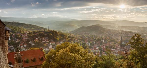 Blick über Wernigerode und die umgebende Landschaft.