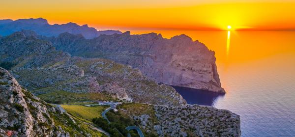 Küstenabschnitt der Serra de Tramuntana auf Mallorca bei Sonnenuntergang.