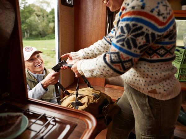 Personen beladen Wohnmobil