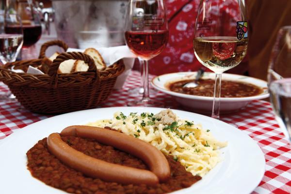 Bockwurst mit Linsen, Spätzle und Wein