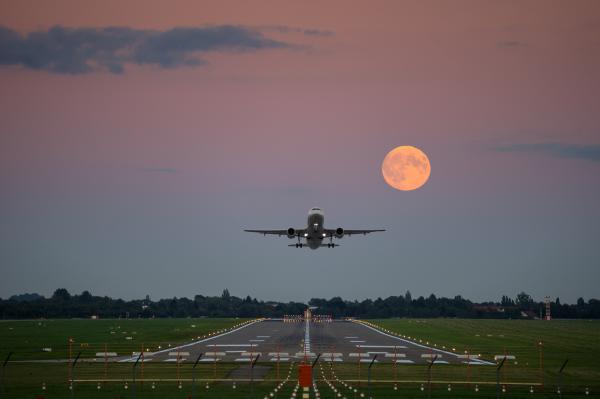 Flugzeug startet bei Vollmond am Flughafen Hannover