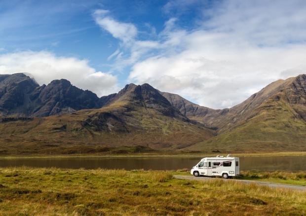 Wohnmobil vor Bergsee