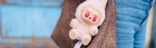 Labubu hängt an Tasche