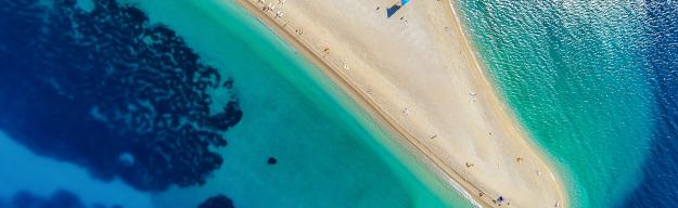 Strand von Zlatni Rat auf Brac aus der Vogelperspektive.