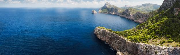 Blick vom Aussichtspunkt Es Colomer auf die Küste Mallorcas.