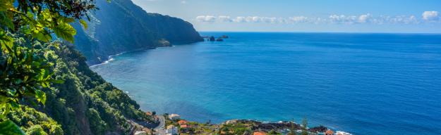 Madeira Küstendorf, Meer, Berge Madeira