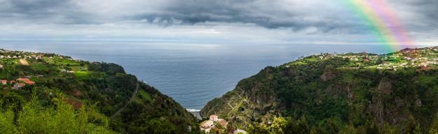 Blick von der Küste Madeiras aufs Meer mit Regenbogen.