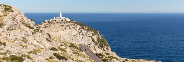 Leuchtturm am Cap de Formentor auf Mallorca mit Meer im Hintergrund.