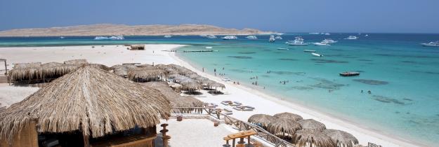 Strand und Strandbar von Giftun Islands bei Hurghada mit blauem Himmel.