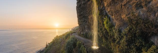 Wasserfall, Frau, Straße Küste Madeira
