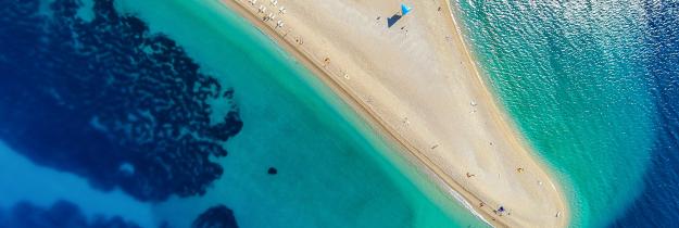 Strand von Zlatni Rat auf Brac aus der Vogelperspektive.