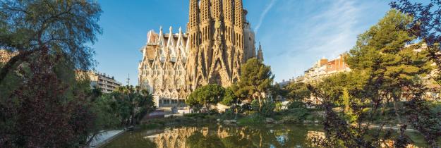 Kathedrale Sagrada Familia in Barcelona vor blauem Himmel.