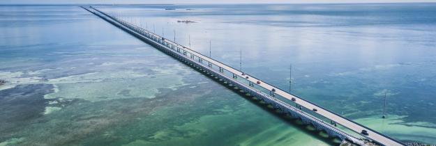 Straße auf Brücke im Meer
