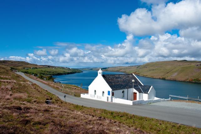 Weiße Kirche vor See