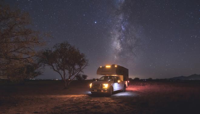 Pickup-Camper unter Sternenhimmel