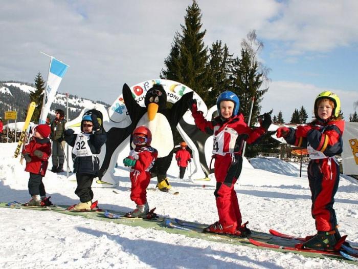 Kinder in Skischule Ofterschwang