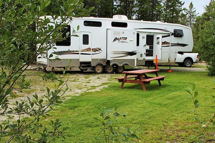 smaragdfarbener See bei Sonnenuntergang