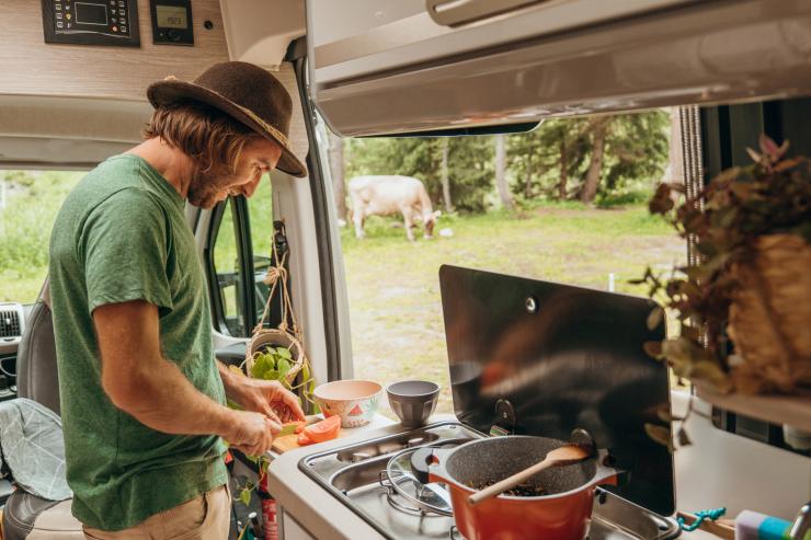 Man kocht im Camper
