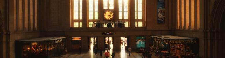 Eingangsbereich des Leipziger Hauptbahnhofs am Abend.