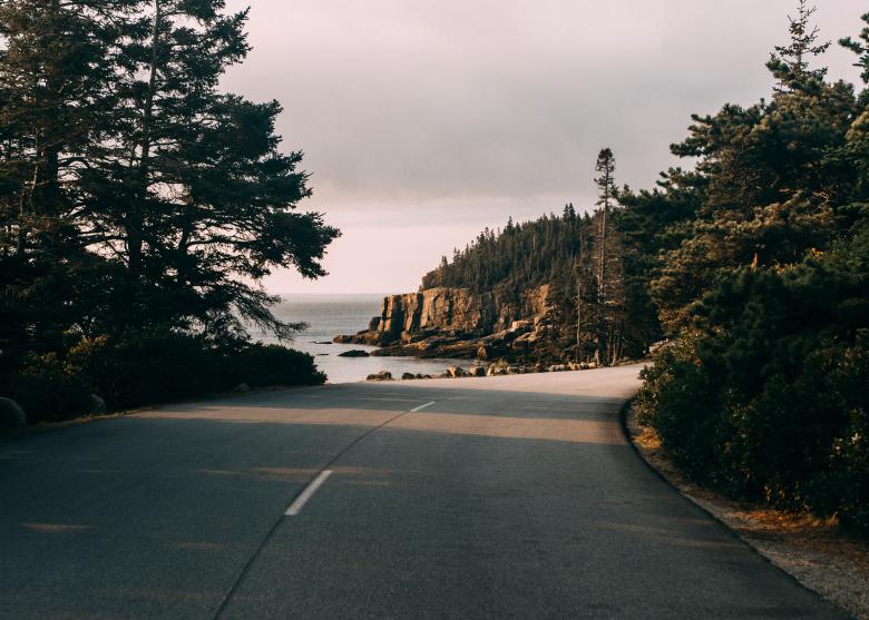 Straße an Küste bei Sonnenuntergang