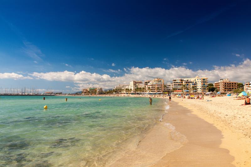 Strand Platja de Palma auf Mallorca mit Hotels im Hintergrund.
