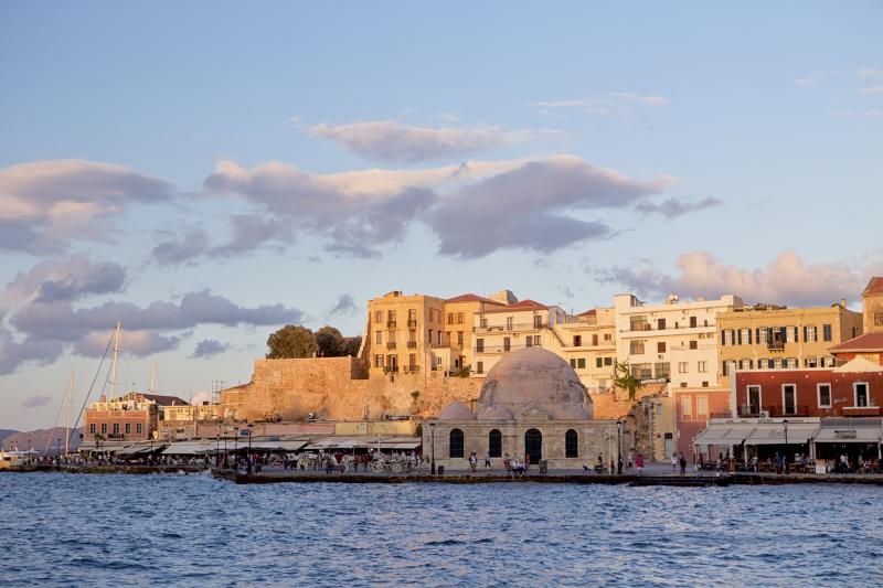 Hafen mit alten Bauten bei Sonnenuntergang