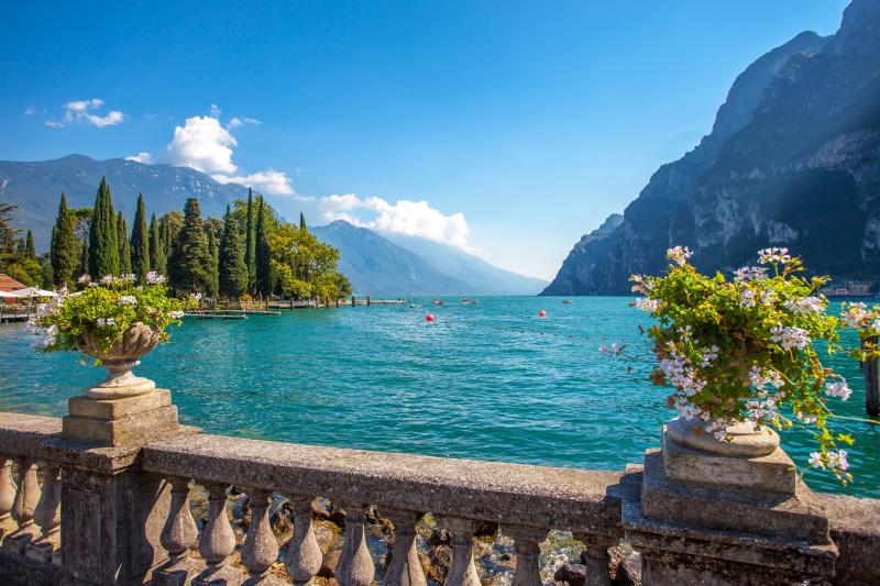 Blick über Geländer auf blauen See