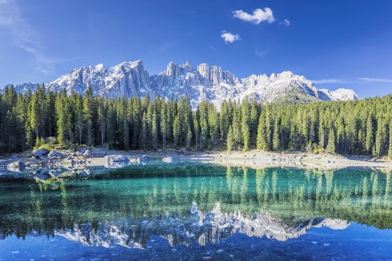 Bergsee vor Gebirgskette Bergsee vor Gebirgskette