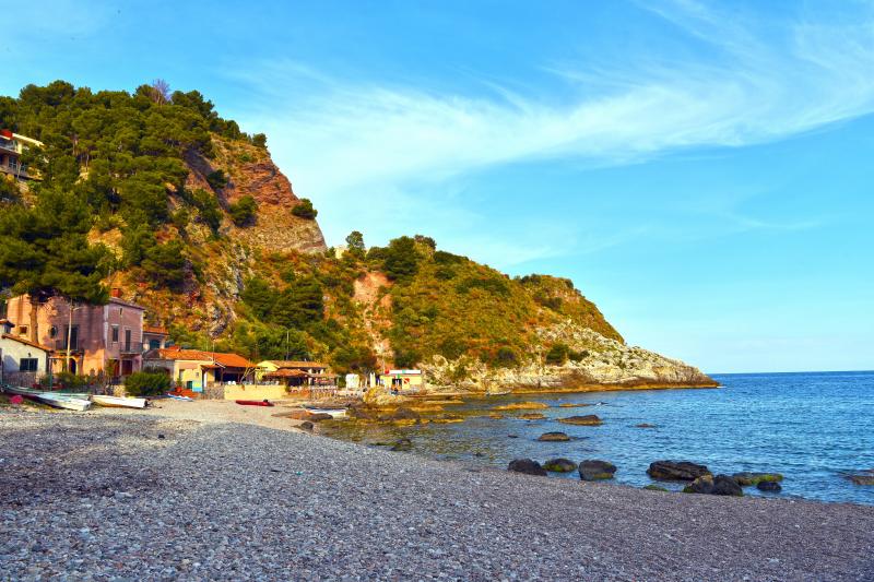 Kiesstrand im Sonnenuntergang