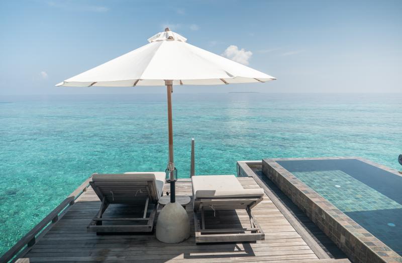 Pool, Meer, Sonnenliegen Malediven