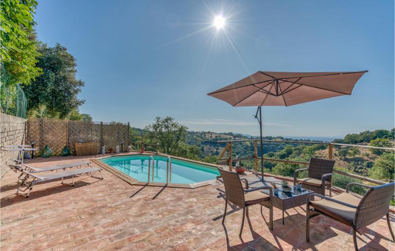 Terrasse mit Pool und Weitblick