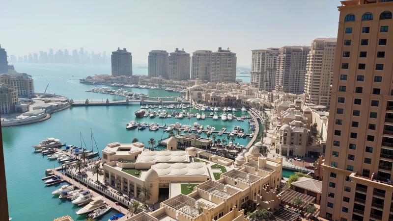 Moderner Hafen mit Hochhäusern Moderner Hafen mit Hochhäusern