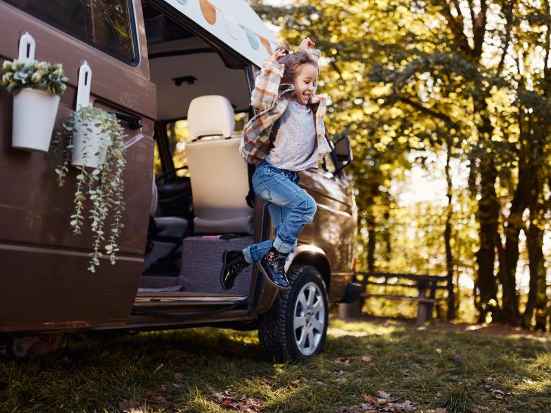 Kind springt aus Camper