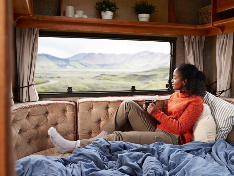 Frau schaut aus Wohnmobil heraus