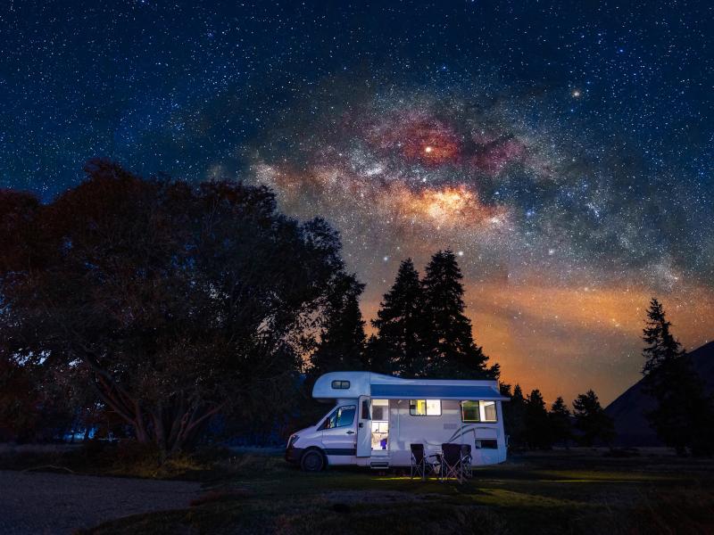 Wohnmobil unter Sternenhimmel