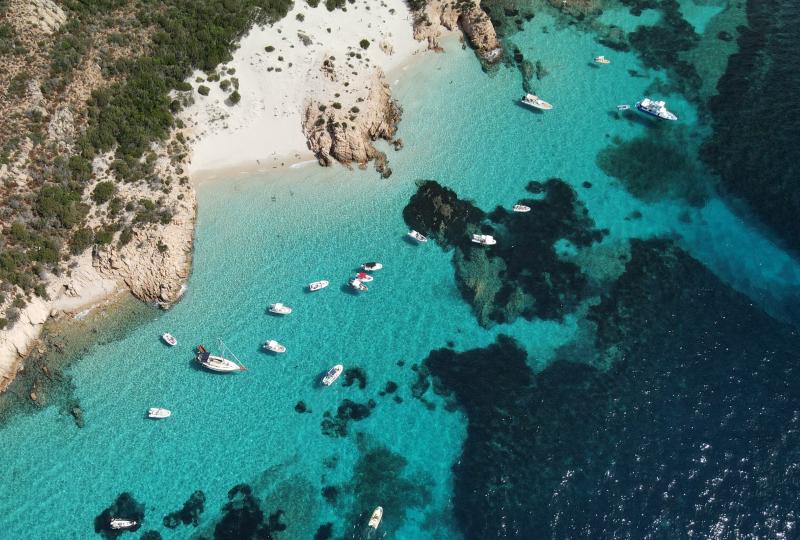 Strand und türkisblaues Meer von oben