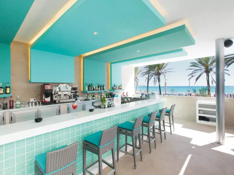 Strandnahe Bar mit Meerblick im Hotel Riu San Francisco mit türkisfarbenem Design