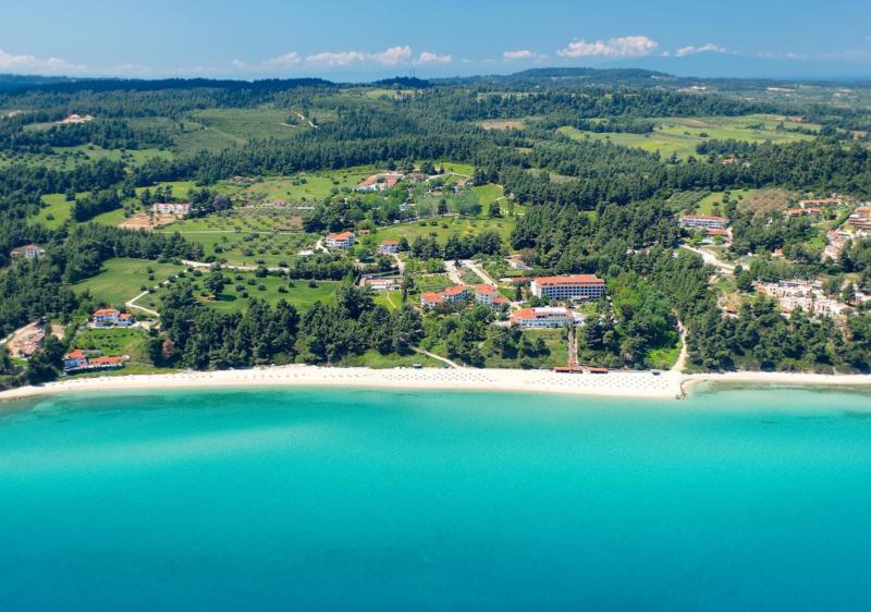 Luftaufnahme des Mitsis Alexander The Great Beach Hotels mit grünem Hinterland und feinem Sandstrand auf Chalkidiki