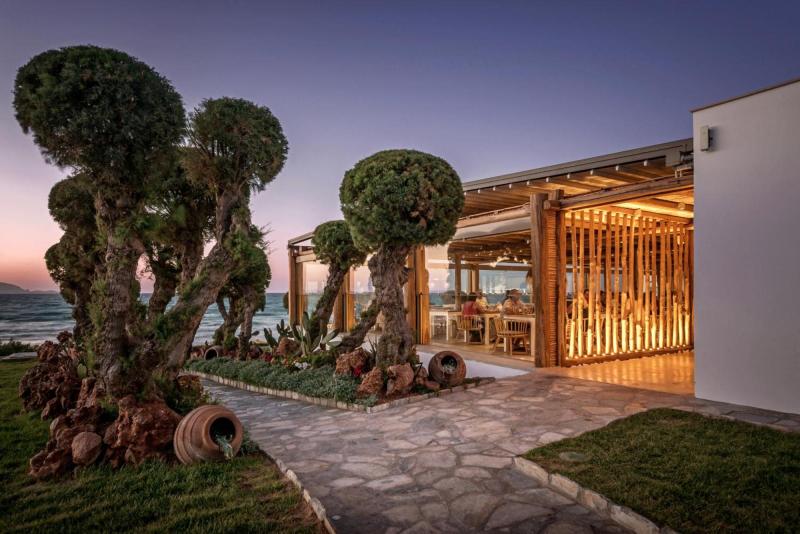 Stimmungsvolles Strandrestaurant im Mitsis Rinela Beach Resort auf Kreta bei Sonnenuntergang