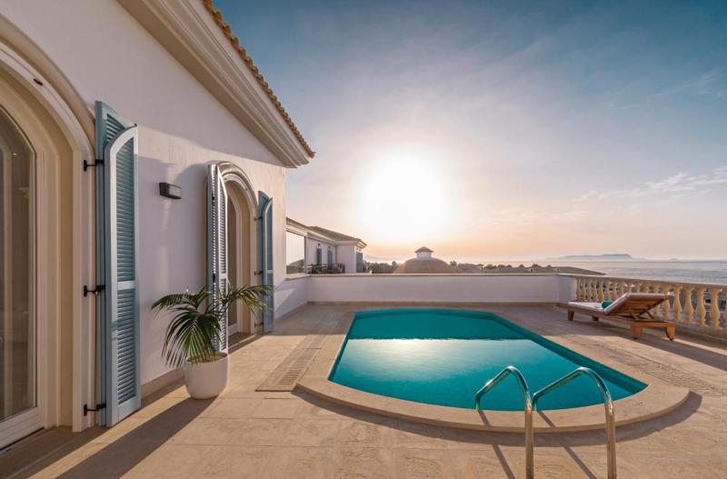 Private Poolterrasse im Mitsis Selection Laguna Resort auf Kreta mit Meerblick und Sonnenuntergang