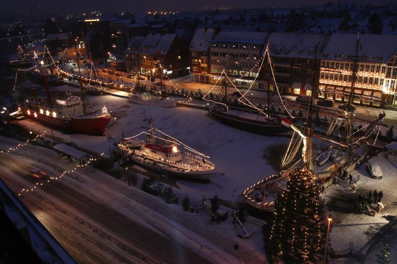Schiffe auf Weihnachtsmarkt Emden