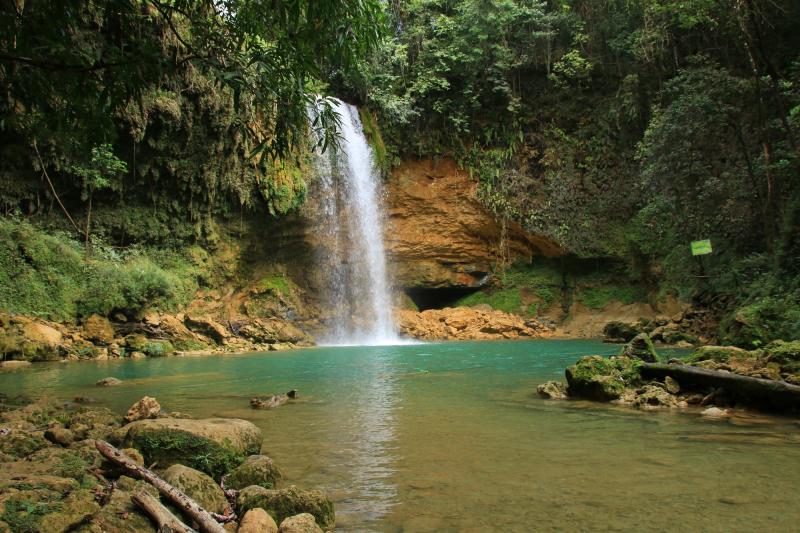 Wasserfall im Dschungel